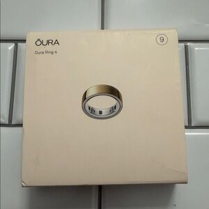 Oura Ring 4 in Elegant Gold Monitor sleep quality
Track heart rate and ore